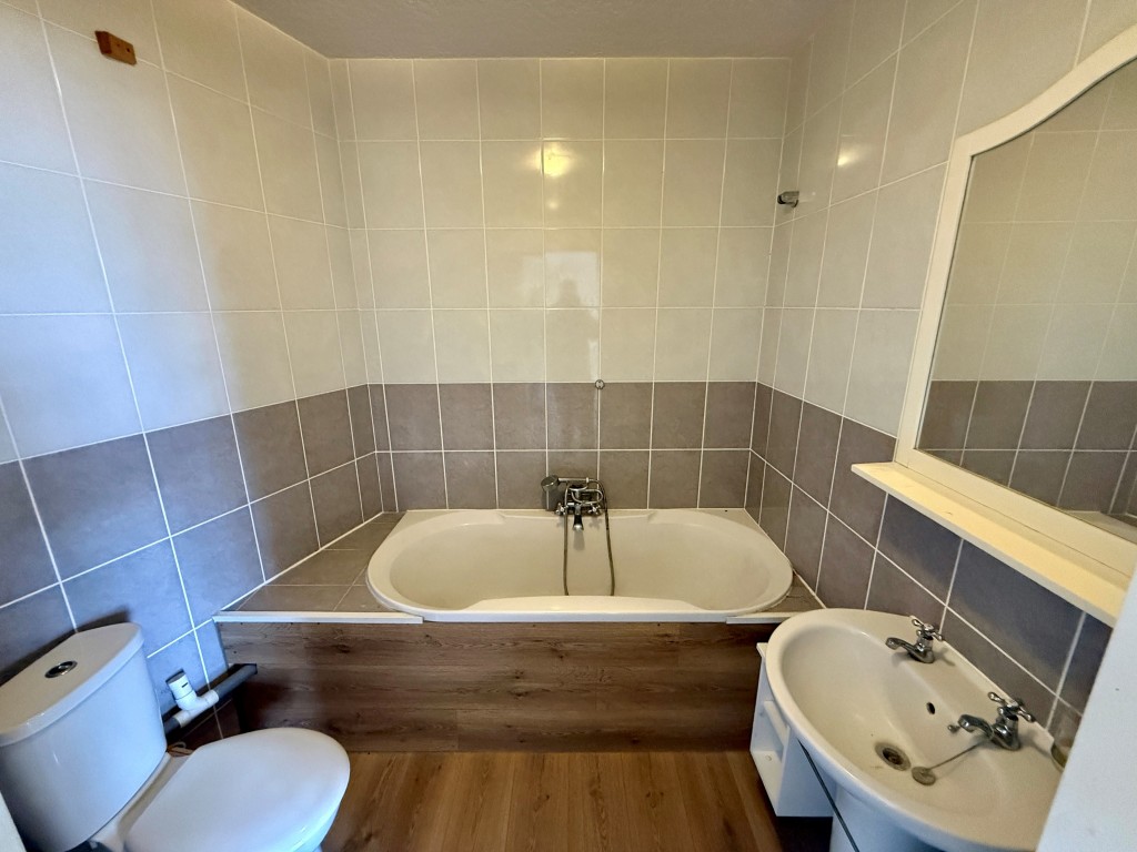 Lot: 45 - COMMERCIAL INVESTMENT WITH PLANNING FOR CONVERSION OF UPPER PARTS - Second Floor - Bathroom five